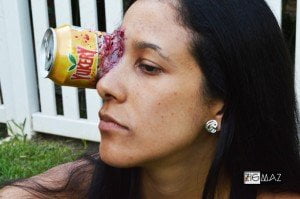 Maquillaje Zombie, lata incrustada en el ojo 01