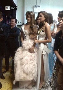 Las candidatas observando a sus compañeras
