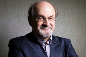 El escritor Salman Rushdie fue perseguido debido a su novela "Los versos satánicos".