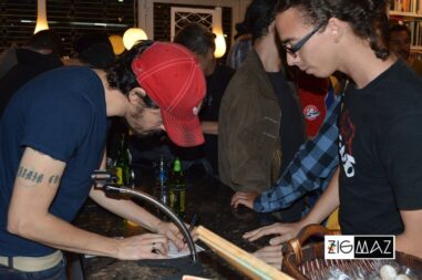 Conversatorio Festival Nuevas Bandas, Jean Carlo de Oliveira firmando álbum de Candy 66