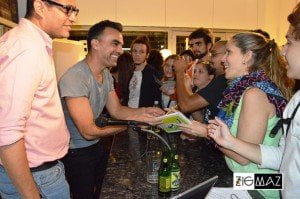 Asier Cazalis de Caramelos de Cianuro firmando autógrafos en la Librería Lugar Común