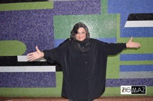 Soledad Bravo en el mural de la Biblioteca UCV en el conversatorio