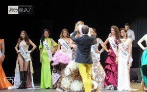 Carlos Medina entregando la banda especial "Miss Fotogénica"