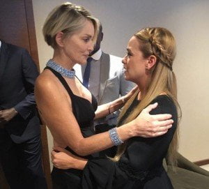 Sharon Stone hablando con Lilian Tintori en el Haya, Paz Seguridad y Justicia 2016