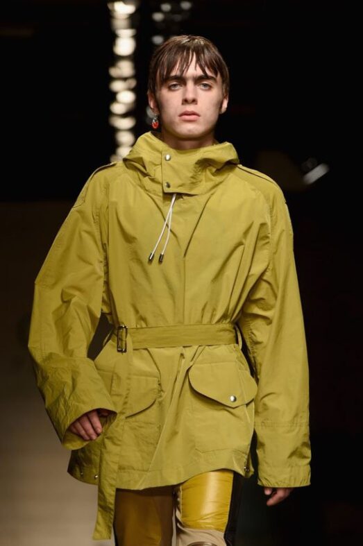 Liam Gallagher desfilando en Londres 02