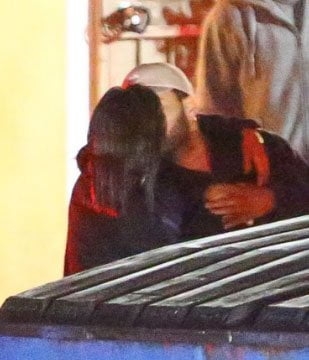 The Weeknd y Selena Gomez besandose