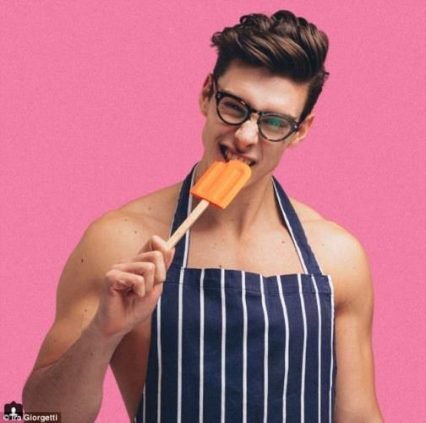 Topless Baker está causando sensación en las redes sociales