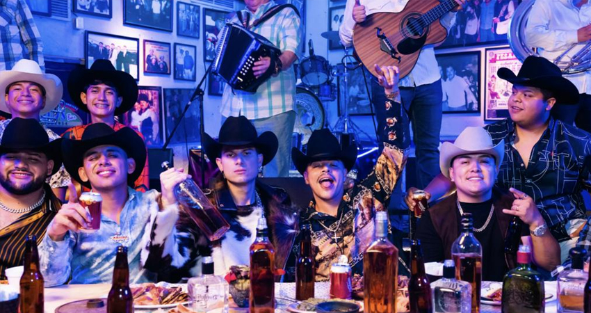 Zigmaz-Grupo firme y pipe bueno entre botellas