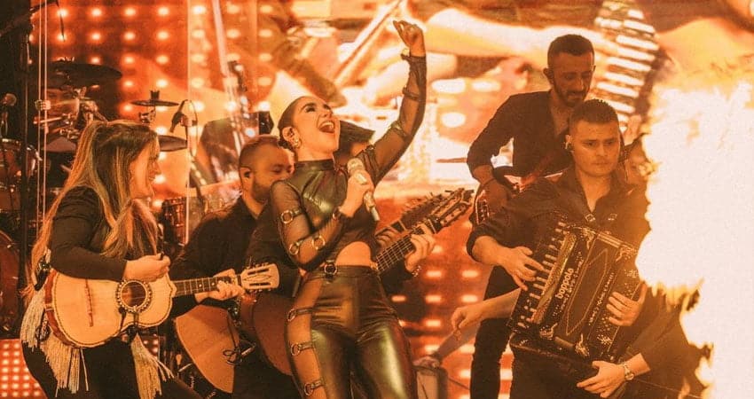 Paola Jara en un concierto en Ecuador 02