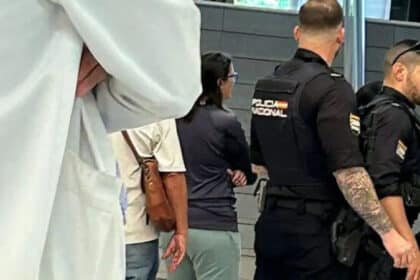 Rebeca García y Francisco García siendo detenidos en un supermercado de España