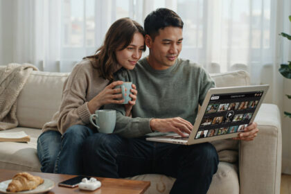 Pareja con laptop viendo contenido
