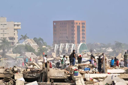 Personas buscan víctimas entre los escombros de edificios colapsados en La Guaira, Venezuela,
