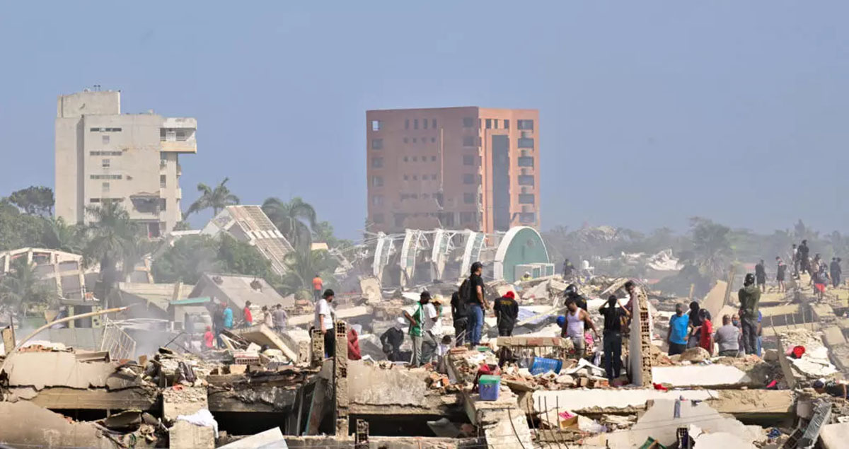 Personas buscan víctimas entre los escombros de edificios colapsados en La Guaira, Venezuela,